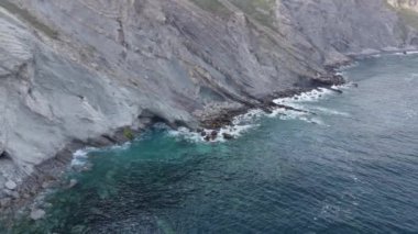 Güneşli bir yaz günü Bask bölgesinin insansız hava aracı görüntüsü..