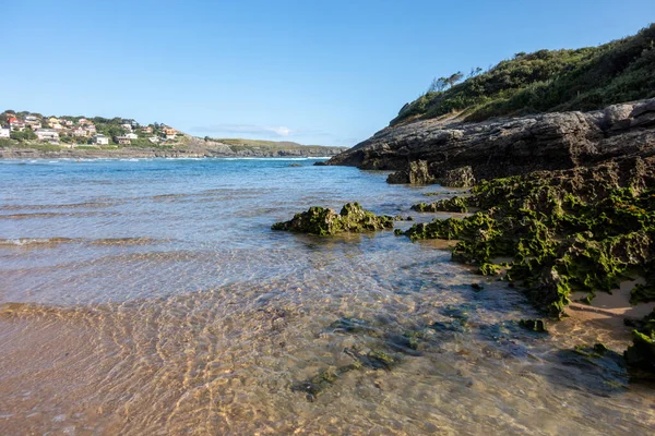 Beach Enjoy Viewing Sea Entering Shore Mountains Coast — Stock Fotó