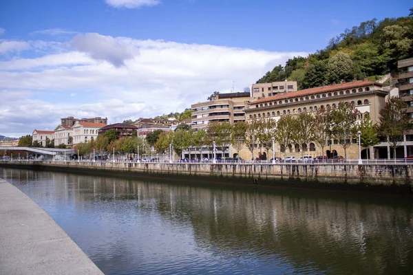 Bilbao 'daki mimari bina açık bir günde