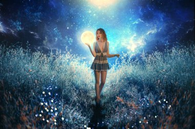 Sanat eserleri fantazisi genç, güzel bir kadın sihirli balo gezegeni tutuyor. Gece doğası karanlık orman. Mistik ay ışığı sihirli evren uzayın dışında. Arkaplan Peri uçan parlak yıldızlar beyaz sis mavisi çimenler