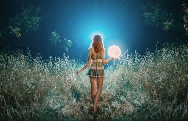 Fantezi silueti kızın elinde sihirli top gezegeni galaksisi var. Gece doğası karanlık orman. Mistik ay ışığı sihirli evren uzayı bir kadının ellerinde. Peri gibi parlak, parlak yıldızlar beyaz sis mavisi. Arka arkaplan.