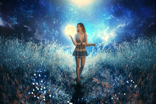 Kunstwerk Fantasy junge schöne Frau hält magischen Ball Planeten. Nacht Natur dunklen Wald. Mystisches Mondlicht magisches Universum Weltraum. Hintergrund Fee fliegt hell funkelnde Sterne weißer Nebel blaues Gras — Stockfoto