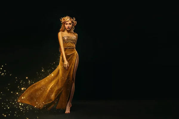 Πορτρέτο Κοντινό πλάνο Ομορφιά γυναίκα φαντασία, πρόσωπο σε χρυσό χρώμα. Χρυσό λαμπερό δέρμα. Κορίτσι μοντέλο, θεά της εικόνας. Λαμπερό στέμμα, στεφάνι τριαντάφυλλα, κοσμήματα αξεσουάρ. Επαγγελματικό μεταλλικό μακιγιάζ — Φωτογραφία Αρχείου