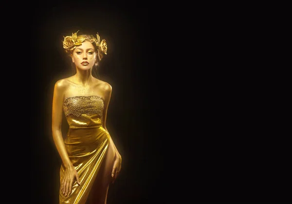 Πορτρέτο Beauty Fantasy γυναίκα βασίλισσα, πρόσωπο σε χρυσό χρώμα. Χρυσό λαμπερό λαμπερό δέρμα. Κορίτσι μοντέλο, θεά της εικόνας. Λαμπερό στέμμα, στεφάνι τριαντάφυλλα κοσμήματα αξεσουάρ. Επαγγελματικό μεταλλικό μακιγιάζ — Φωτογραφία Αρχείου