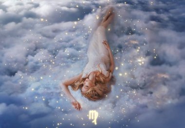 Fantezi kadın kutsal tanrıça beyaz bulutların üzerinde uzanmış, burcun burcundaki kız. Astrolojik semboller, mavi gökyüzü cenneti, parlayan yıldızlar ilahi ışık, evren uzayı.