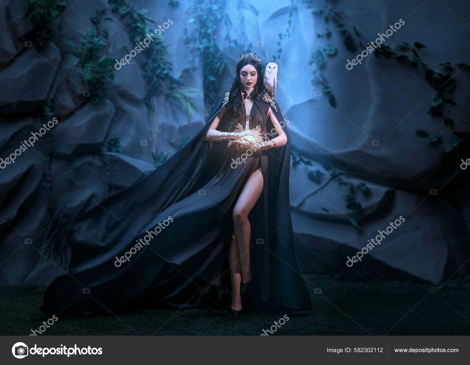 Morena vestida com fantasia de bruxa moderna preta
