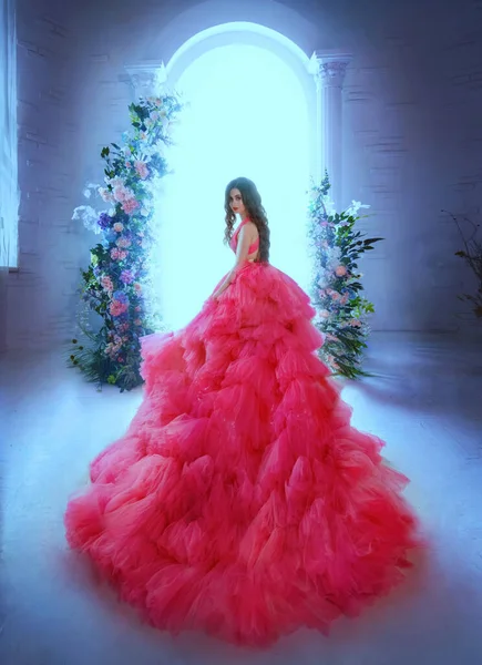 Фантазия Женщина Принцесса Юбке Пышный Розовый Неон Яркий Цвет Платье — стоковое фото