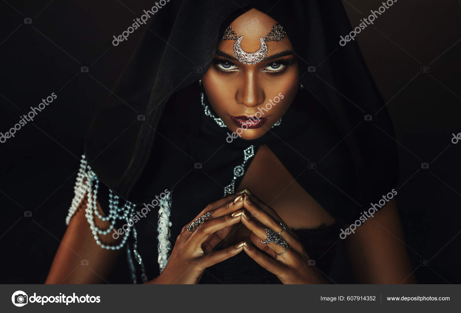 Retrato De Uma Mulher Bonita Em Uma Fantasia De Bruxa · Foto