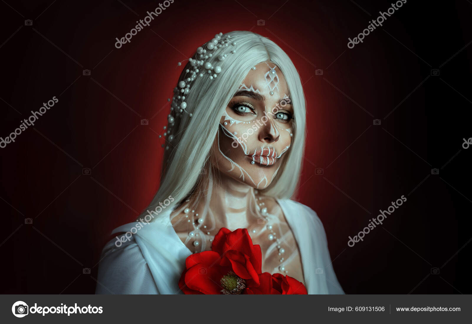 클로즈업 초상화는 아름다운 여성의 얼굴에 페인트로 할로윈 메이크업 스타일이다 스튜디오 — 스톡 사진 ©  liqwer20.gmail.com #609131506, image size:1600x1097