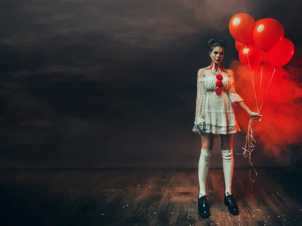 Fantasia Retrato Mulher Palhaço Segurando Balões Vermelhos Nas Mãos Desenho — Fotografia de Stock