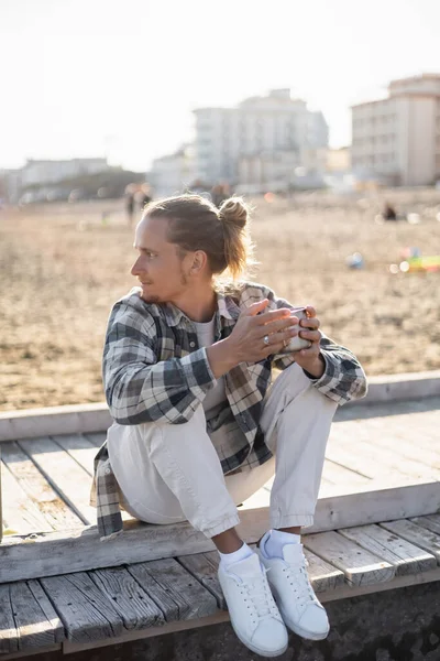 Seitenansicht Eines Langhaarigen Mannes Der Eine Tasse Auf Einem Holzsteg — Stockfoto