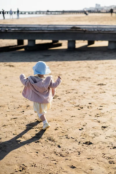 Vista Trasera Del Niño Pequeño Corriendo Playa Italia — Foto de Stock