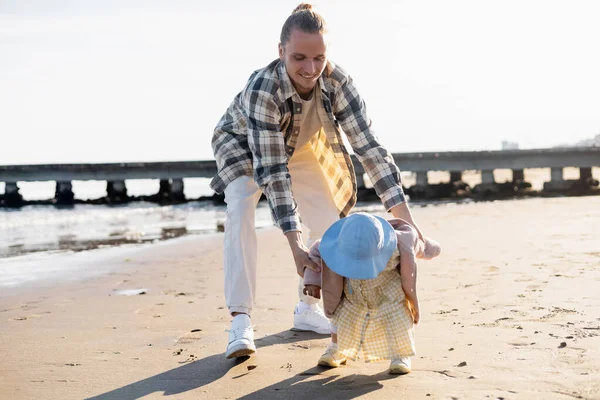 Sorrindo Homem Brincando Com Bebê Praia Perto Mar Adriático Itália — Fotografia de Stock