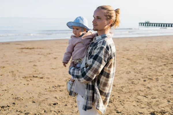 Homem Cabelos Compridos Segurando Bebê Filha Praia Itália — Fotografia de Stock
