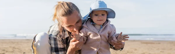 Мужчина Держит Руки Маленькую Дочь Пляже Италии Баннер — стоковое фото
