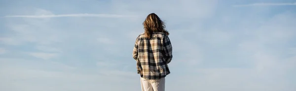 Back View Long Haired Man Shirt Sky Background Banner — Stock Photo, Image