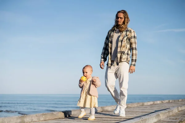 Jovem Caminhando Perto Bebê Filha Com Maçã Cais Praia Itália — Fotografia de Stock