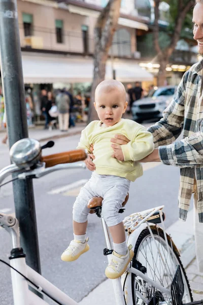 Genitore Sorridente Che Tiene Braccio Bimba Vicino Alla Bici Sulla — Foto Stock