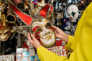 Venedik 'te renkli karnaval maskesi takan kadının kısmi görüntüsü