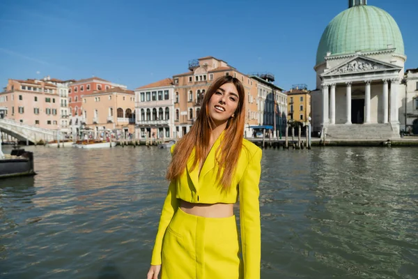 Mujer Feliz Traje Amarillo Mirando Cámara Cerca Paisaje Urbano Veneciano — Foto de Stock