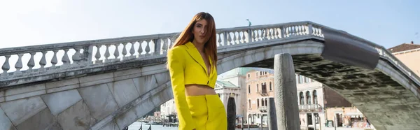 Redhead Woman Yellow Trendy Suit Posing Venetian Bridge Background Banner — Stock Photo, Image