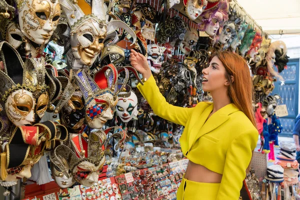 Excited Woman Yellow Suit Choosing Traditional Carnival Mask Venice — Stock Photo, Image