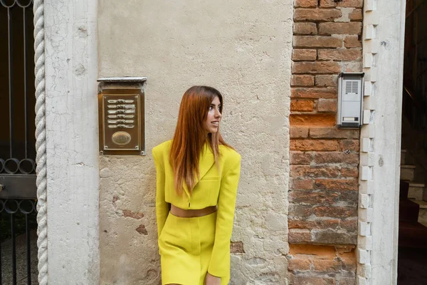 Redhead Woman Yellow Suit Smiling Looking Away Building Venice — Stock Photo, Image