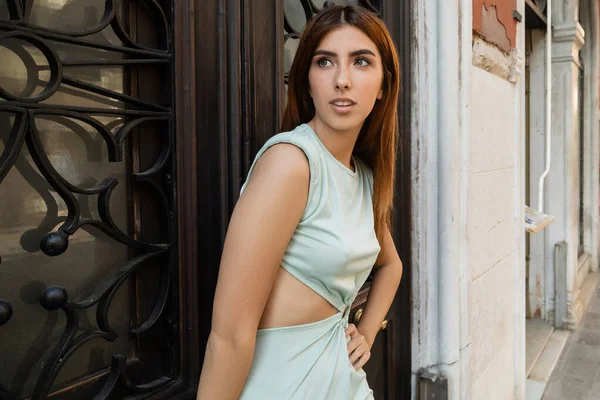Mulher Ruiva Vestido Elegante Com Mão Quadril Rua Veneziana — Fotografia de Stock