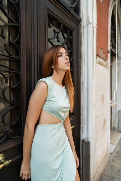 Sensual Pelirroja Vestido Elegante Apoyada Puerta Del Edificio Venecia — Foto de Stock