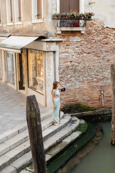 Full Length Elegant Woman Standing Stairs City Canal Venice — Stock Photo, Image