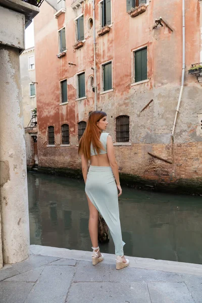 Longitud Completa Mujer Vestido Elegante Pie Cerca Del Canal Calle — Foto de Stock