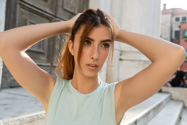 Retrato Mulher Ruiva Posando Com Mãos Atrás Cabeça Rua Veneziana — Fotografia de Stock