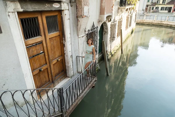 Woman Elegant Dress Standing Balcony Medieval Building Canal Venice — Stock Photo, Image