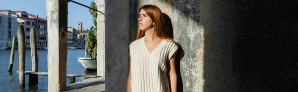 Mujer Joven Jersey Sin Mangas Mirando Gran Canal Cerca Pared — Foto de Stock