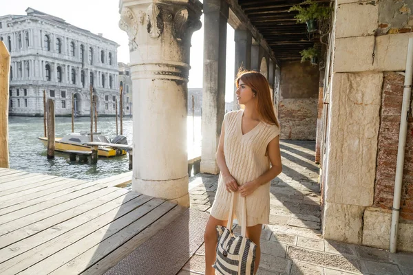 Junge Frau Mit Gestreifter Tasche Steht Der Nähe Der Kolonnade — Stockfoto