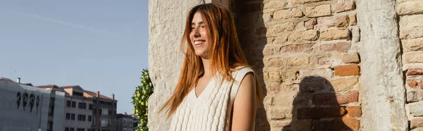 Young Woman Red Hair Smiling Stone Wall Venice Banner — Stock Photo, Image