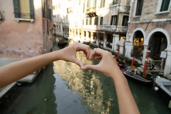 Cropped View Tourist Showing Heart Sign Blurred Street Venice — Stock Photo, Image