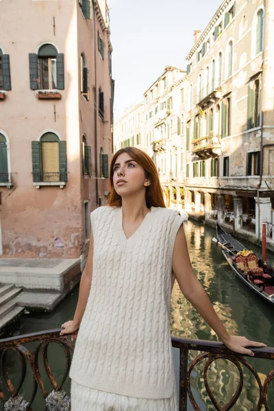 Donna Sognante Maglieria Estate Piedi Sopra Canale Vicino Edifici Veneziani — Foto Stock