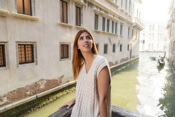 Посміхаючись Жінка Безрукавичному Стрибунці Дивиться Далечінь Біля Будинків Каналів Венеції — стокове фото