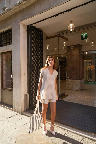 Longitud Completa Mujer Moda Con Bolsa Rayas Cerca Entrada Del — Foto de Stock