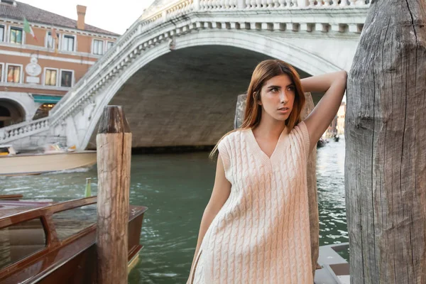 Žena Košili Bez Rukávů Opírající Dřevěné Hromadění Blízkosti Benátského Mostu — Stock fotografie