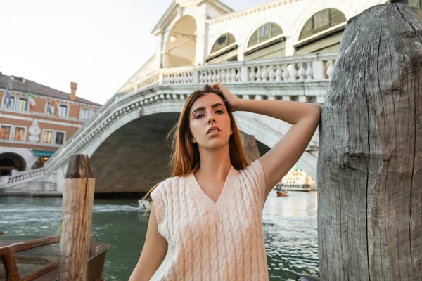 Zrzka Žena Dívá Kamery Blízkosti Dřevěné Pilíře Rialto Most Benátkách — Stock fotografie