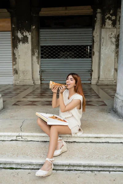 Full Length Pleased Woman Enjoying Traditional Pizza Street Stairs Venice — Stock Photo, Image