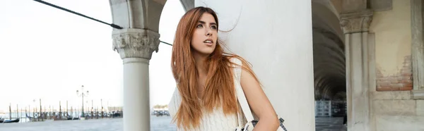 Молодая Женщина Рыжими Волосами Смотрит Сторону Колонны Венецианской Улице Баннер — стоковое фото