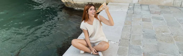 Высокий Угол Зрения Счастливая Женщина Ест Вкусную Пиццу Выходные Венеции — стоковое фото