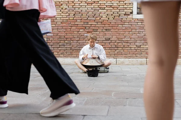 Musician Playing Hang Drum Hat Urban Street Venice — Stock Photo, Image