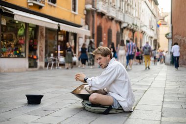 VENICE, İtalya - 22 Mayıs 2022: Kent Caddesi 'nde sokak müzisyeni davul çalıyor 