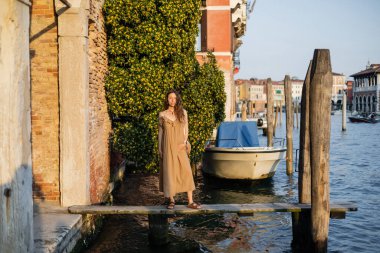 Hamile kadın Venedik 'te iskelede duruyor. 