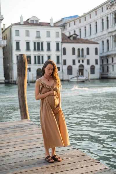Pregnant Woman Summer Dress Standing Wooden Pier Venice — Stockfoto