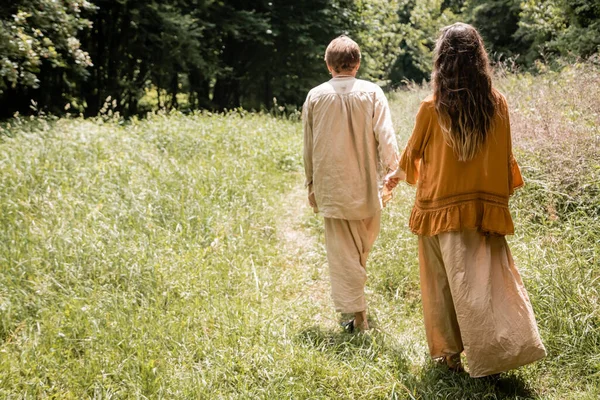 Back View Couple Holding Hands While Walking Summer Field — Fotografia de Stock